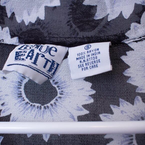 Sheer VTG 90s Top Blue Floral Pattern Short Sleeve Button Shirt S | Soft Summer - Picture 4 of 4